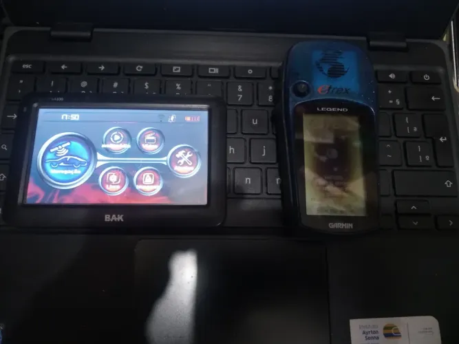 GPS Garmin etrex com uma mancha no display e GPS Bak funcionando sem avaria 