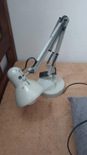 Luminária articulada de mesa