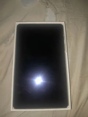 Tablet novinho tirado da loja a um tempo só está descarregado tem caixa e tudo mais