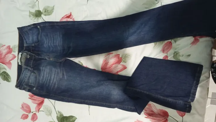 Calça flare cintura baixa lavagem escura 