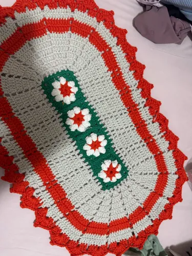 1 tapete e uma tampa de vaso de crochê