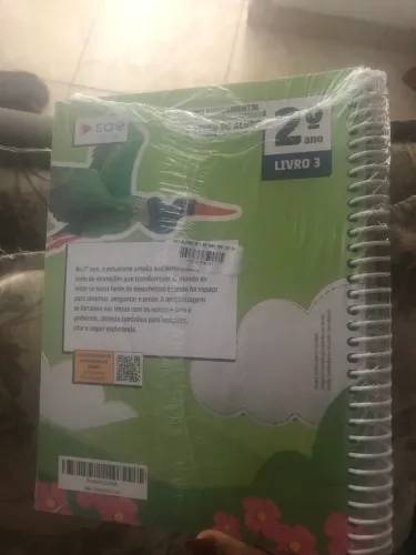 Vende-se livro escolar