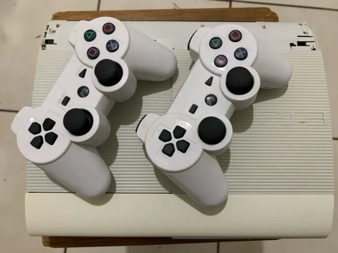Venda-se PS3 Super Slim desbloqueado na cor branca