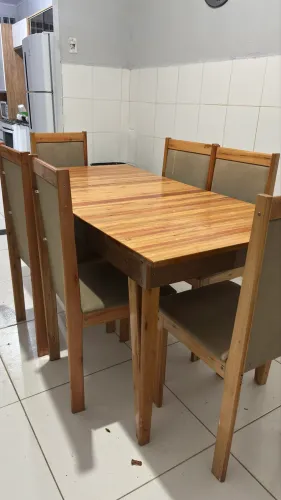 Mesa de madeira maciça