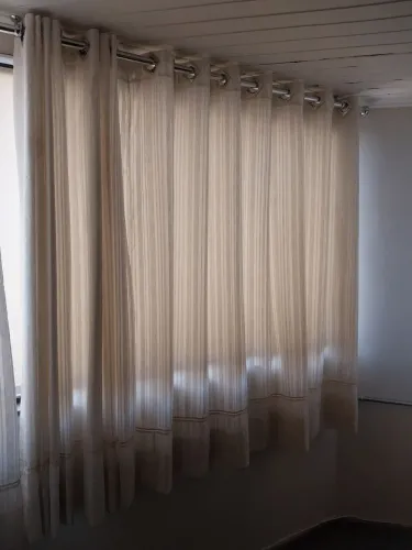 Cortina em voal bege 2.80 m x 1.7 m (largura x altura)