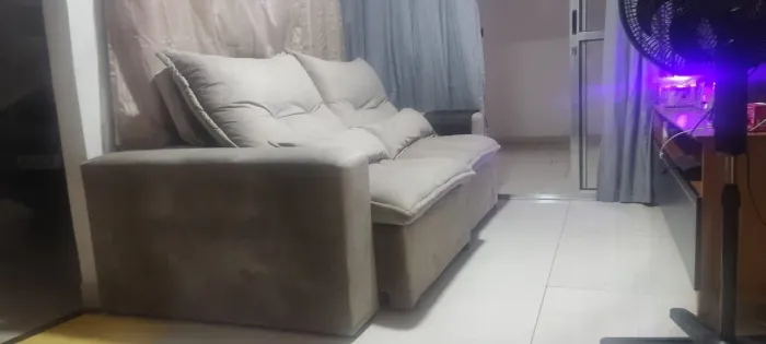 Lindo sofá retrátil conservadíssimo