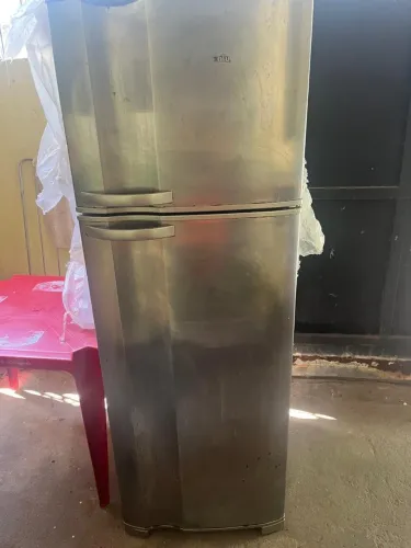 Vendo geladeira , ótimas condições de inox R$800,00