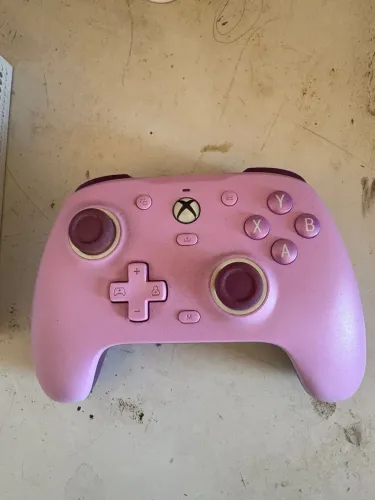 Vídeo game XBox com controle e monitor