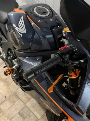 CBR 650R. Muito nova 