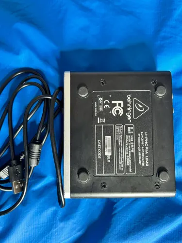 Interface de áudio Behringer U-phoria Um2