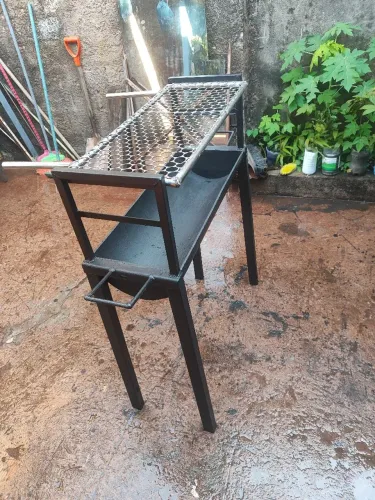 Churrasqueira chapa grossa com grelha de tela toda em inox