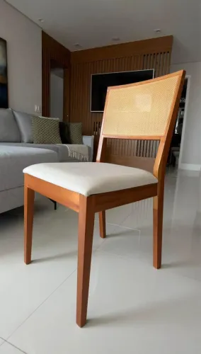 Cadeira atemporal de sala de jantar em madeira com assento em linho e encosto em sisal