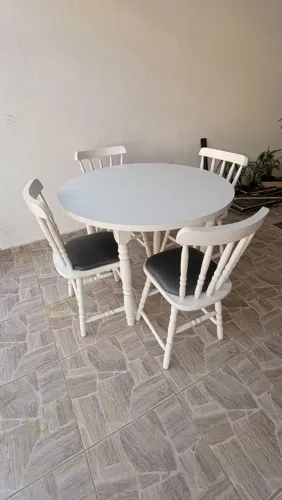 Mesa de cozinha com cadeiras e pés da mesa de madeira maciça. Tampa da mesa de MDF.
