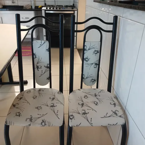 Vendo mesa com 4 cadeiras