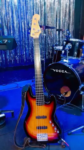 Contrabaixo jazz bazz Fender