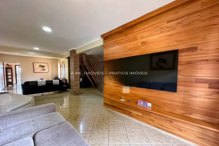 Casa a venda no Jardim São Paulo. 340m² com 03 suítes e 04 vagas.
