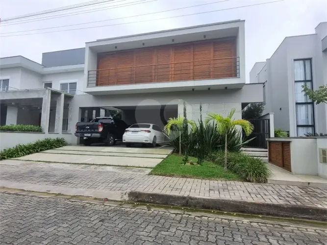 Casa a Venda em Condomínio Fechado em Caraguatatuba