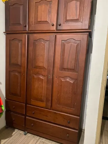 Guarda roupa de madeira pura 