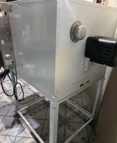 Vendo freezer e forno para padaria com 2 armário de descaso de paes completo.