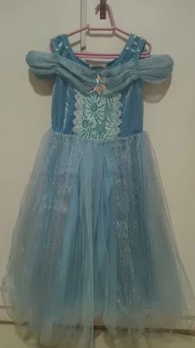 Fantasias da cinderela veste 6 ou 7 anos.