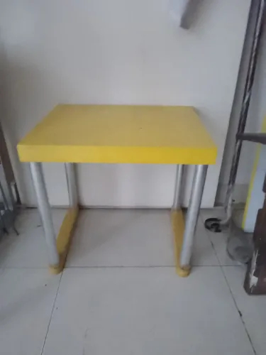 Vendo banquinha de madeira amarela ,com pés de aço