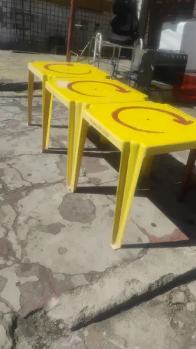 Vendo 3 mesa de bar amarela material bom 350,00 sem cadeira só mesa