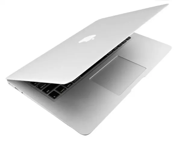 MacBook Neo de 13 polegadas na cor Prata (Silver).
