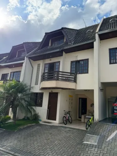 Sobrado Triplex para venda possui 3 quartos em Xaxim - Curitiba - PR