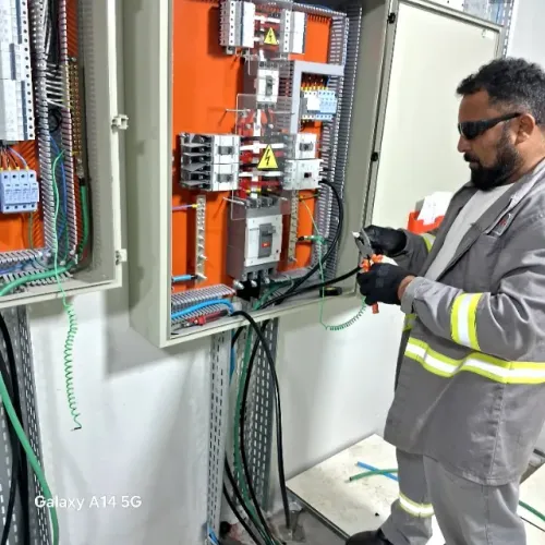 Eletricista e Efeito madeira em muro e parede