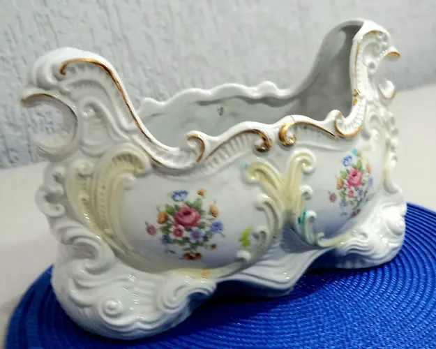 Vaso em cerâmica, pintado à mão.