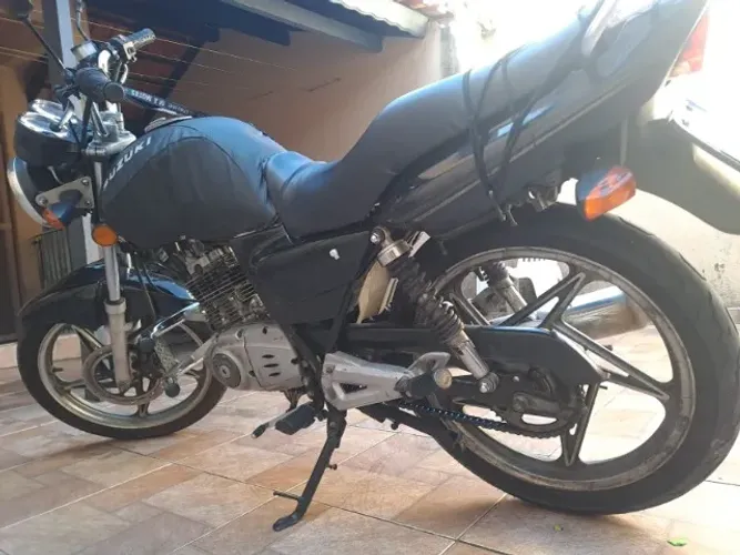 Suzuki YES 2007 Preta com baú