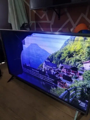 Televisão LG 43 polegadas LED Full HD "Quebrada"