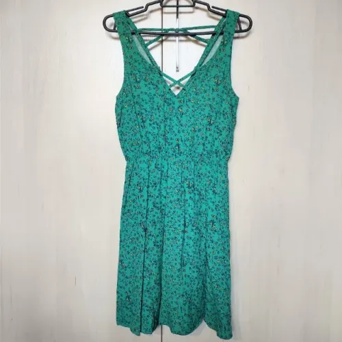 Vestido curto evasê sem manga com decote V e tiras em X verde floral Youcom