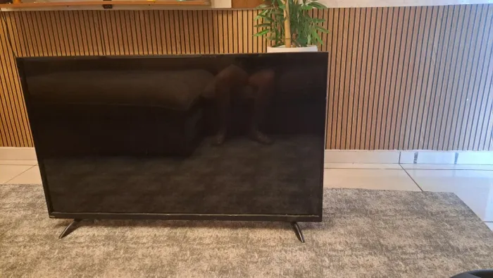 TV Philco 49? com tela quebrada ? para retirada de peças