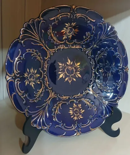 Prato Decorativo Porcelana Azul Cobalto e Ouro 28cm Estilo Barroco Vintage