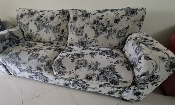 Sofá 2 lugares.