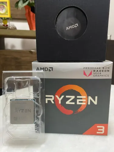Processador AMD Ryzen 3 2200G + Vídeo Integrado Vega 8 (Na Caixa / Com Cooler)