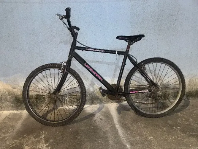 2 bicicletas a venda, estão paradas a um tempo e precisa de uma manutenção
