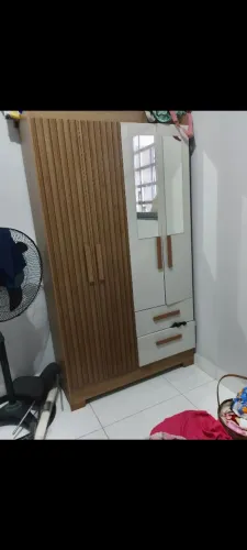 Guarda roupas semi novo
