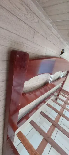 Cama em madeira maciça 