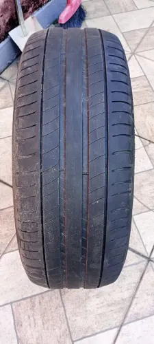 Par de pneus Michelin 215 55 17 sem detalhes ótimo estado 