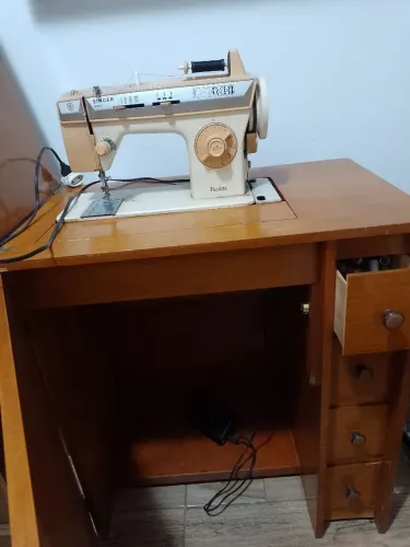 Máquina de costura Singer 288 com gabinete original.