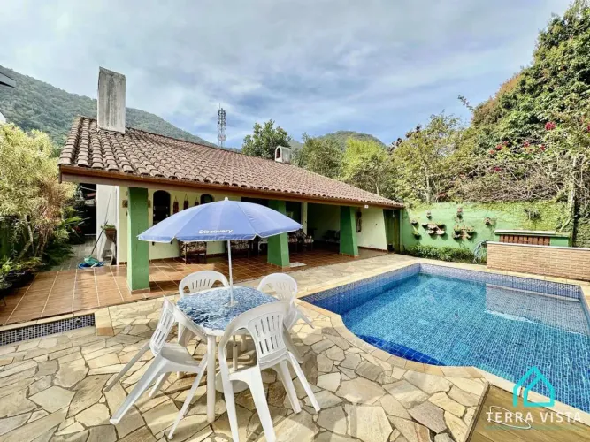 Oportunidade casa a venda com 5 dormitórios com piscina no condomínio Pedra Verde na Praia