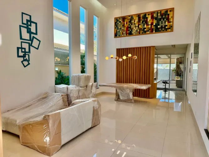 Casa térrea, 3 suítes, sendo a master com closet, pé direito duplo na sala, piscina com ch