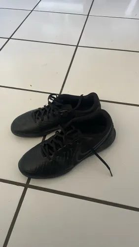 Chuteira tiempo futsal muito nova