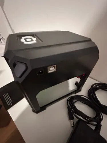 Mini gravadora a laser de mesa ideal para trabalhos de personalização e artesanato.