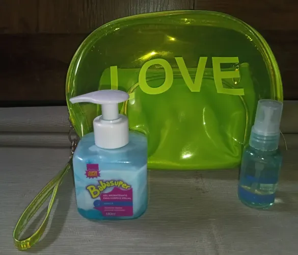 Kit com necesser transparente love, perfume para os cabelos e Gel aromatizante corporal.