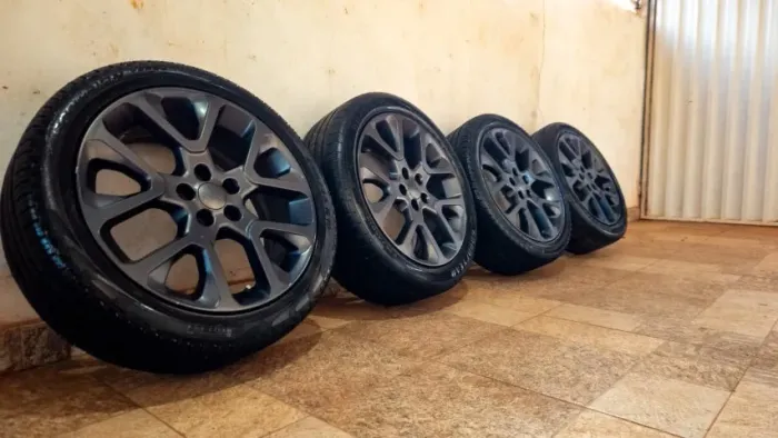 Jogo de 4 rodas Jeep com pneus Goodyear Wrangler - aro 19