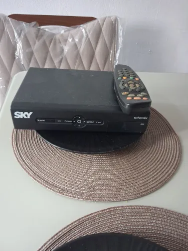 Vendedor se Antena parabólica Sky com controle