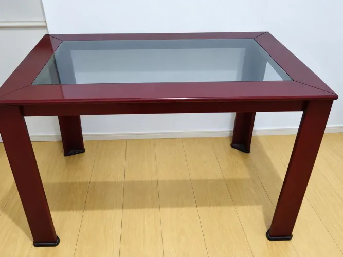 Mesa com tampa de vidro 